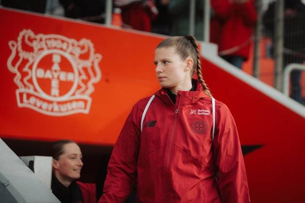 22.11.25, Frauen, Fussball, Google Pixel Frauen Bundesliga, Saison 2025 2026, Bayer 04 Leverkusen - SGS Essen, 11. Spieltag Claudia Wenger ( 5 - Bayer 04 Leverkusen) Einlaufen ins Stadion Leverkusen Ulrich-Haberland-Stadion NRW Deutschland