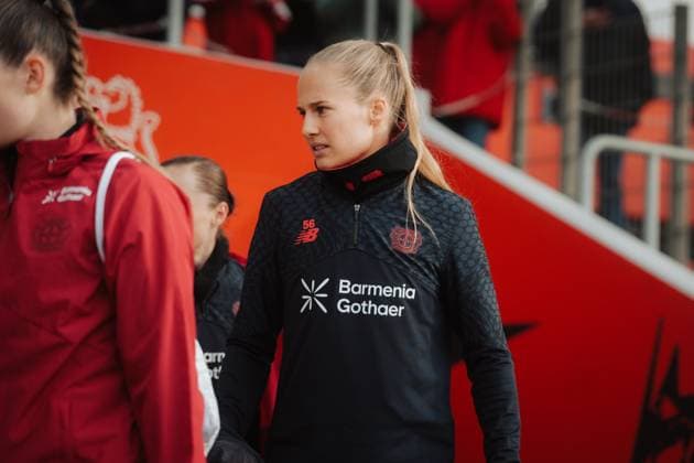 22.11.25, Frauen, Fussball, Google Pixel Frauen Bundesliga, Saison 2025 2026, Bayer 04 Leverkusen - SGS Essen, 11. Spieltag Juliette Vidal ( 56 - Bayer 04 Leverkusen) Einlaufen ins Stadion Leverkusen Ulrich-Haberland-Stadion NRW Deutschland