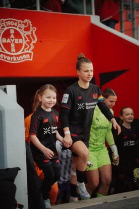 22.11.25, Frauen, Fussball, Google Pixel Frauen Bundesliga, Saison 2025 2026, Bayer 04 Leverkusen - SGS Essen, 11. Spieltag Kristin Kögel ( 11 - Bayer 04 Leverkusen) Einlaufen ins Stadion mit Einlaufkind Leverkusen Ulrich-Haberland-Stadion NRW Deutschland