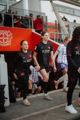 22.11.25, Frauen, Fussball, Google Pixel Frauen Bundesliga, Saison 2025 2026, Bayer 04 Leverkusen - SGS Essen, 11. Spieltag Caroline Kehrer ( 9 - Bayer 04 Leverkusen) Einlaufen ins Stadion mit Einlaufkind Leverkusen Ulrich-Haberland-Stadion NRW Deutschland