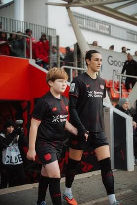 22.11.25, Frauen, Fussball, Google Pixel Frauen Bundesliga, Saison 2025 2026, Bayer 04 Leverkusen - SGS Essen, 11. Spieltag Selina Ostermeier ( 2 - Bayer 04 Leverkusen) Einlaufen ins Stadion mit Einlaufkind Leverkusen Ulrich-Haberland-Stadion NRW Deutschland
