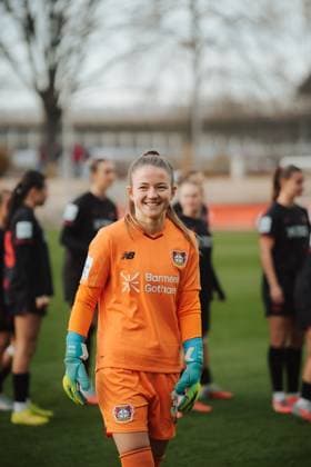 22.11.25, Frauen, Fussball, Google Pixel Frauen Bundesliga, Saison 2025 2026, Bayer 04 Leverkusen - SGS Essen, 11. Spieltag Anne Moll ( 34 - Bayer 04 Leverkusen) Lachen vor dem Spiel Leverkusen Ulrich-Haberland-Stadion NRW Deutschland
