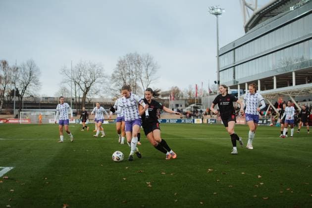 22.11.25, Frauen, Fussball, Google Pixel Frauen Bundesliga, Saison 2025 2026, Bayer 04 Leverkusen - SGS Essen, 11. Spieltag Lena Ostermeier ( 18 - SGS Essen) und Katharina Piljic ( 6 - Bayer 04 Leverkusen) im Zweikampf Leverkusen Ulrich-Haberland-Stadion NRW Deutschland