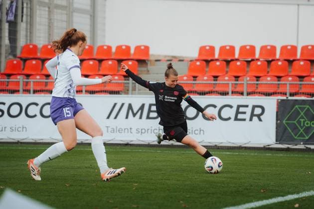 22.11.25, Frauen, Fussball, Google Pixel Frauen Bundesliga, Saison 2025 2026, Bayer 04 Leverkusen - SGS Essen, 11. Spieltag Kristin Kogel ( 11 - Bayer 04 Leverkusen) Flanke Schuss Leverkusen Ulrich-Haberland-Stadion NRW Deutschland