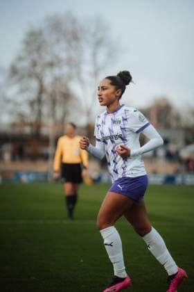 22.11.25, Frauen, Fussball, Google Pixel Frauen Bundesliga, Saison 2025 2026, Bayer 04 Leverkusen - SGS Essen, 11. Spieltag Vanessa Fürst ( 8 - SGS Essen) Leverkusen Ulrich-Haberland-Stadion NRW Deutschland