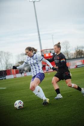 22.11.25, Frauen, Fussball, Google Pixel Frauen Bundesliga, Saison 2025 2026, Bayer 04 Leverkusen - SGS Essen, 11. Spieltag Lena Ostermeier ( 18 - SGS Essen) im Zweikampf mit Kristin Kögel ( 11 - Bayer 04 Leverkusen) Leverkusen Ulrich-Haberland-Stadion NRW Deutschland
