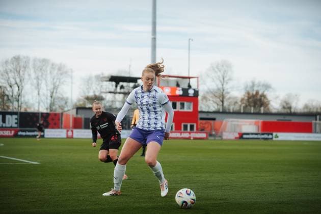 22.11.25, Frauen, Fussball, Google Pixel Frauen Bundesliga, Saison 2025 2026, Bayer 04 Leverkusen - SGS Essen, 11. Spieltag Laura Pucks ( 15 - SGS Essen) am Ball Leverkusen Ulrich-Haberland-Stadion NRW Deutschland