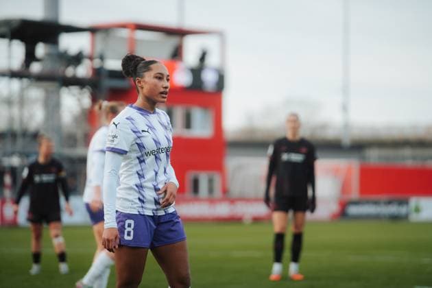 22.11.25, Frauen, Fussball, Google Pixel Frauen Bundesliga, Saison 2025 2026, Bayer 04 Leverkusen - SGS Essen, 11. Spieltag Vanessa Fürst ( 8 - SGS Essen) Leverkusen Ulrich-Haberland-Stadion NRW Deutschland