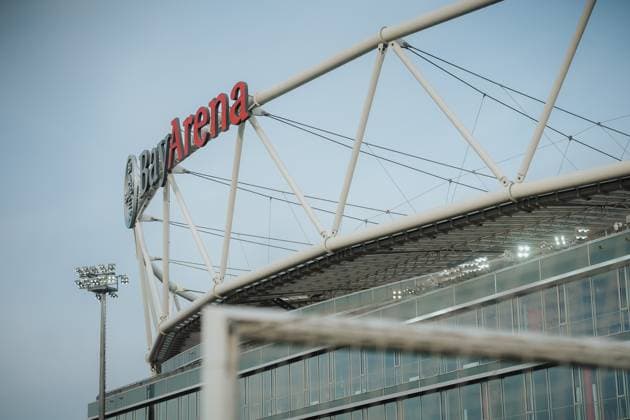 22.11.25, Frauen, Fussball, Google Pixel Frauen Bundesliga, Saison 2025 2026, Bayer 04 Leverkusen - SGS Essen, 11. Spieltag Bay Arena Logo oben am Stadion, Blick vom Ulrich Haberland Stadion Leverkusen Ulrich-Haberland-Stadion NRW Deutschland