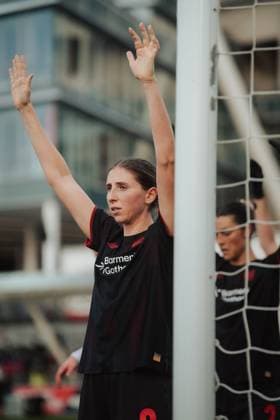 22.11.25, Frauen, Fussball, Google Pixel Frauen Bundesliga, Saison 2025 2026, Bayer 04 Leverkusen - SGS Essen, 11. Spieltag Caroline Kehrer ( 9 - Bayer 04 Leverkusen) hebt die Hände vor einer Ecke Leverkusen Ulrich-Haberland-Stadion NRW Deutschland