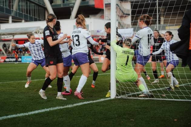 22.11.25, Frauen, Fussball, Google Pixel Frauen Bundesliga, Saison 2025 2026, Bayer 04 Leverkusen - SGS Essen, 11. Spieltag Kim Sindermann ( 1 - SGS Essen) hängt nach einer Parade im Tor, Torraumszene Leverkusen Ulrich-Haberland-Stadion NRW Deutschland
