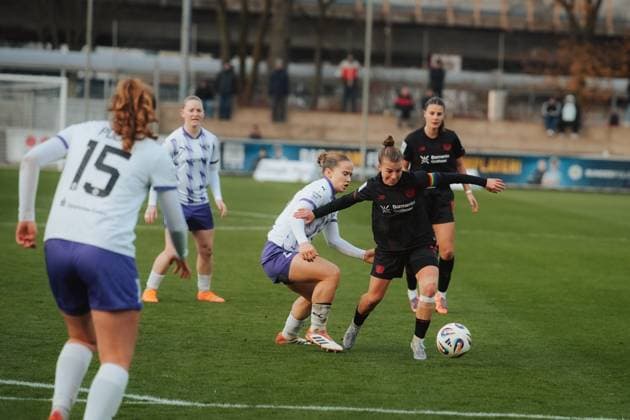 22.11.25, Frauen, Fussball, Google Pixel Frauen Bundesliga, Saison 2025 2026, Bayer 04 Leverkusen - SGS Essen, 11. Spieltag Kristin Kogel ( 11 - Bayer 04 Leverkusen) am Ball Leverkusen Ulrich-Haberland-Stadion NRW Deutschland