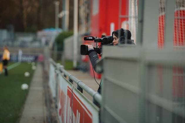 22.11.25, Frauen, Fussball, Google Pixel Frauen Bundesliga, Saison 2025 2026, Bayer 04 Leverkusen - SGS Essen, 11. Spieltag Eine Kamerafrau von SkySport filmt ein Spiel mit einer TV Kamera Leverkusen Ulrich-Haberland-Stadion NRW Deutschland