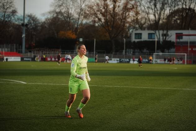 22.11.25, Frauen, Fussball, Google Pixel Frauen Bundesliga, Saison 2025 2026, Bayer 04 Leverkusen - SGS Essen, 11. Spieltag Kim Sindermann ( 1 - SGS Essen) Jubel über das Tor zum 0:1 Leverkusen Ulrich-Haberland-Stadion NRW Deutschland