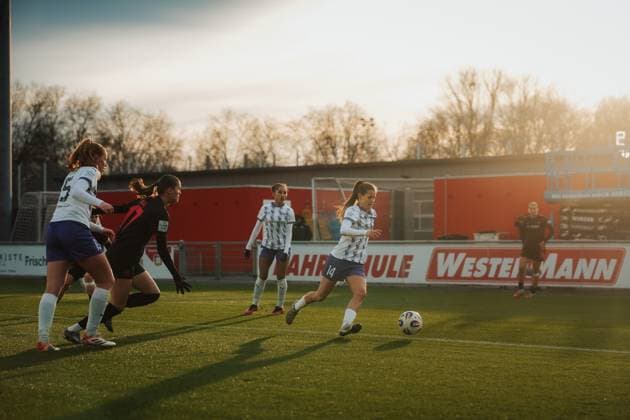 22.11.25, Frauen, Fussball, Google Pixel Frauen Bundesliga, Saison 2025 2026, Bayer 04 Leverkusen - SGS Essen, 11. Spieltag Shari van Belle ( 14 - SGS Essen) am Ball Leverkusen Ulrich-Haberland-Stadion NRW Deutschland