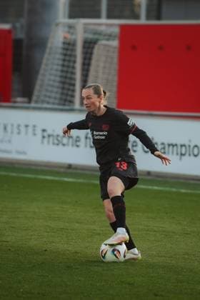 22.11.25, Frauen, Fussball, Google Pixel Frauen Bundesliga, Saison 2025 2026, Bayer 04 Leverkusen - SGS Essen, 11. Spieltag Vanessa Haim ( 13 - Bayer 04 Leverkusen) am Ball Leverkusen Ulrich-Haberland-Stadion NRW Deutschland
