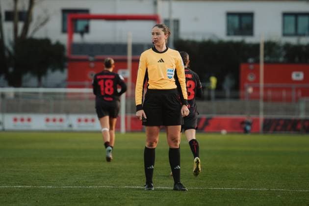 22.11.25, Frauen, Fussball, Google Pixel Frauen Bundesliga, Saison 2025 2026, Bayer 04 Leverkusen - SGS Essen, 11. Spieltag Schiedsrichterin Franziska Wildfeuer Leverkusen Ulrich-Haberland-Stadion NRW Deutschland