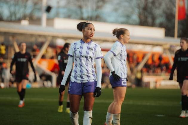 22.11.25, Frauen, Fussball, Google Pixel Frauen Bundesliga, Saison 2025 2026, Bayer 04 Leverkusen - SGS Essen, 11. Spieltag Vanessa Fürst ( 8 - SGS Essen) Leverkusen Ulrich-Haberland-Stadion NRW Deutschland