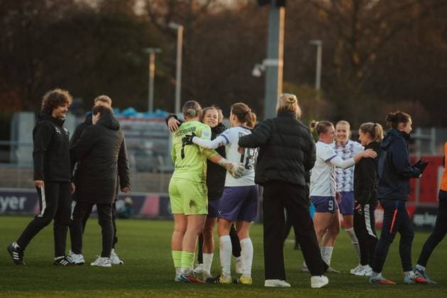 22.11.25, Frauen, Fussball, Google Pixel Frauen Bundesliga, Saison 2025 2026, Bayer 04 Leverkusen - SGS Essen, 11. Spieltag SGS Essen Frauen Jubel über 0:1 Sieg am Spielende Leverkusen Ulrich-Haberland-Stadion NRW Deutschland
