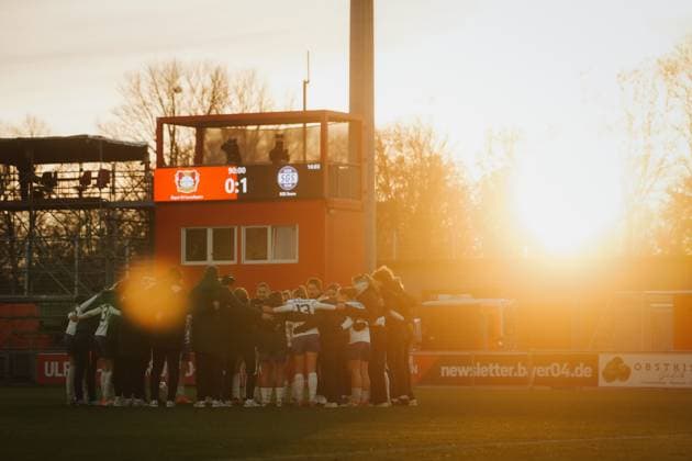 22.11.25, Frauen, Fussball, Google Pixel Frauen Bundesliga, Saison 2025 2026, Bayer 04 Leverkusen - SGS Essen, 11. Spieltag SGS Essen bilden einen Kreis auf dem Platz nach dem 0:1 Sieg am Spielende Leverkusen Ulrich-Haberland-Stadion NRW Deutschland