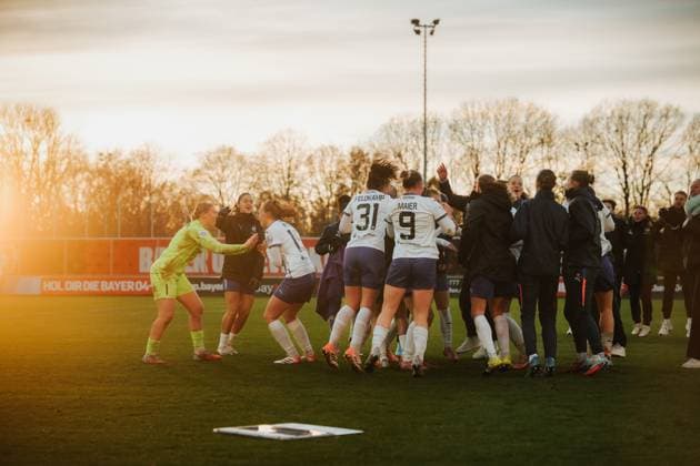 22.11.25, Frauen, Fussball, Google Pixel Frauen Bundesliga, Saison 2025 2026, Bayer 04 Leverkusen - SGS Essen, 11. Spieltag SGS Essen Frauen Jubel über 0:1 Sieg am Spielende Leverkusen Ulrich-Haberland-Stadion NRW Deutschland