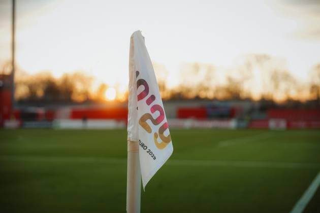 22.11.25, Frauen, Fussball, Google Pixel Frauen Bundesliga, Saison 2025 2026, Bayer 04 Leverkusen - SGS Essen, 11. Spieltag Eckfahne mit dem Logo der WE29 Kampagne für die Europameisterschaft 2029 in Deutschland Leverkusen Ulrich-Haberland-Stadion NRW Deutschland
