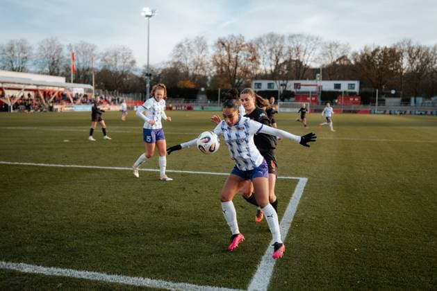 22.11.25, Frauen, Fussball, Google Pixel Frauen Bundesliga, Saison 2025 2026, Bayer 04 Leverkusen - SGS Essen, 11. Spieltag Vanessa Fürst ( 8 - SGS Essen) Abwehr im Strafraum Leverkusen Ulrich-Haberland-Stadion NRW Deutschland