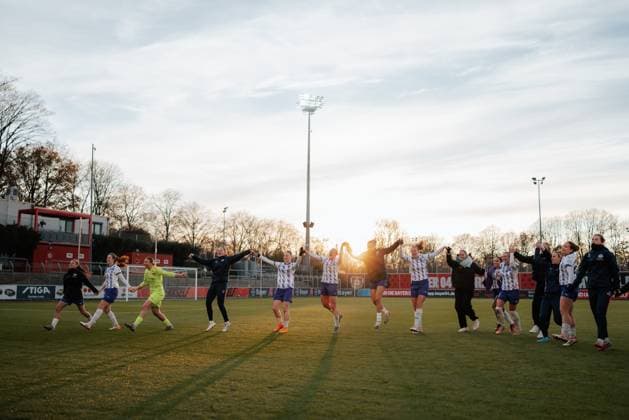 22.11.25, Frauen, Fussball, Google Pixel Frauen Bundesliga, Saison 2025 2026, Bayer 04 Leverkusen - SGS Essen, 11. Spieltag SGS Essen Frauen Jubel über 0:1 Sieg am Spielende vor den Fans Leverkusen Ulrich-Haberland-Stadion NRW Deutschland