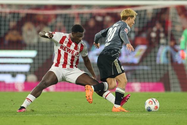 GER, 1.FBL, 1. FC Koeln vs. Eintracht Frankfurt 22.11.2025, Rheinenergie Stadion, Koeln, GER, 1.FBL, 1. FC Koeln vs. Eintracht Frankfurt, im Bild: Ragnar Ache (FC Koeln 9), im Zweikampf gegen Ritsu Doan (Frankfurt 20),