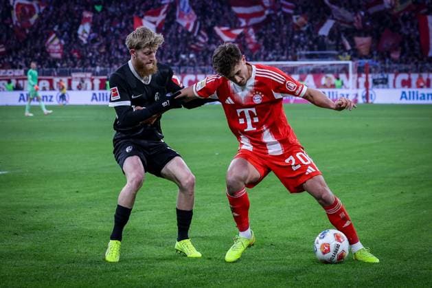 Tom Bischof 20 (FC Bayern Muenchen) energisch gegen Jan-Niklas Beste 19 (SC Freiburg) im Zweikampf, Aktion, FC Bayern Muenchen vs. SC Freiburg, Fussball, Bundesliga, DFL, Saison 2025 2026, Hinrunde, 22.11.2025 DFB regulations prohibit any use of photographs as image sequences and or quasi-video Muenchen Bayern Deutschland