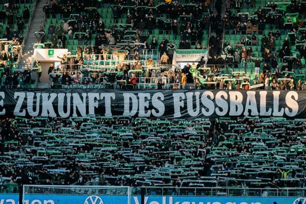 Deutschland, Fußball, 1. Bundesliga 2025 26, 11. Spieltag - VfL Wolfsburg gegen Bayer Leverkusen - Volkswagen Arena Wolfsburg: Fanprojekt Banner VfL Wolfsburg Heimkurve Soll das die Zukunft des Fußballs sein? Copyright: xJamesxZabelx