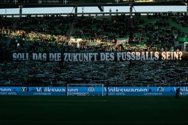 Deutschland, Fußball, 1. Bundesliga 2025 26, 11. Spieltag - VfL Wolfsburg gegen Bayer Leverkusen - Volkswagen Arena Wolfsburg: Fanprojekt Banner VfL Wolfsburg Heimkurve Soll das die Zukunft des Fußballs sein? Copyright: xJamesxZabelx