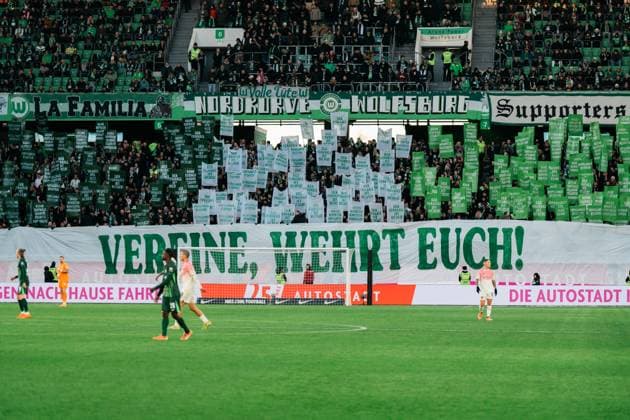 Deutschland, Fußball, 1. Bundesliga 2025 26, 11. Spieltag - VfL Wolfsburg gegen Bayer Leverkusen - Volkswagen Arena Wolfsburg: Fanprojekt Banner VfL Wolfsburg Heimkurve Vereine wehrt euch! Copyright: xJamesxZabelx