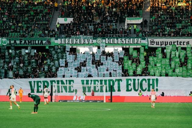 Deutschland, Fußball, 1. Bundesliga 2025 26, 11. Spieltag - VfL Wolfsburg gegen Bayer Leverkusen - Volkswagen Arena Wolfsburg: Fanprojekt Banner VfL Wolfsburg Heimkurve Vereine wehrt euch! Copyright: xJamesxZabelx