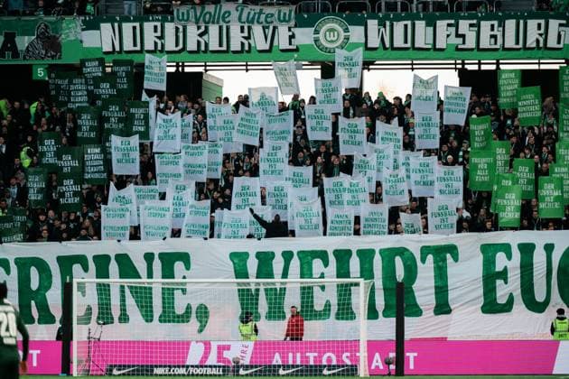 Deutschland, Fußball, 1. Bundesliga 2025 26, 11. Spieltag - VfL Wolfsburg gegen Bayer Leverkusen - Volkswagen Arena Wolfsburg: Fanprojekt Banner VfL Wolfsburg Heimkurve Vereine wehrt euch! Copyright: xJamesxZabelx