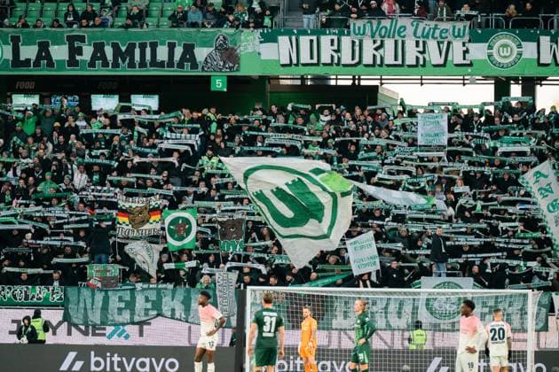 Deutschland, Fußball, 1. Bundesliga 2025 26, 11. Spieltag - VfL Wolfsburg gegen Bayer Leverkusen - Volkswagen Arena Wolfsburg: Banner und Flaggen VfL Wolfsburg Heimkurve Copyright: xJamesxZabelx