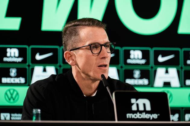 Deutschland, Fußball, 1. Bundesliga 2025 26, 11. Spieltag - VfL Wolfsburg gegen Bayer Leverkusen - Volkswagen Arena Wolfsburg: Daniel Bauer (Trainer VfL Wolfsburg) bei der Pressekonferenz nach dem Spiel Copyright: xJamesxZabelx
