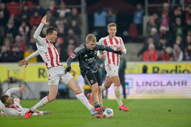 Jonathan Burkardt (Eintracht Frankfurt) schiesst das Tor zum 1:4, Aktion, gegen Dominique Heintz l. (1. FC Köln), Jonathan Burkardt (Eintracht Frankfurt), Fussball 1. Bundesliga, 11.Spieltag, 1. FC Koeln - Eintracht Frankfurt 3:4, am 22.11.2025 in Koeln Deutschland. DFL regulations prohibit any use of photographs as image sequences and or quasi-video Â