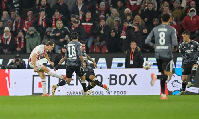 Jakub Kaminski l. (1. FC Köln) schiesst das Tor zum 1:0, Aktion, Fussball 1. Bundesliga, 11.Spieltag, 1. FC Koeln - Eintracht Frankfurt 3:4, am 22.11.2025 in Koeln Deutschland. DFL regulations prohibit any use of photographs as image sequences and or quasi-video Â