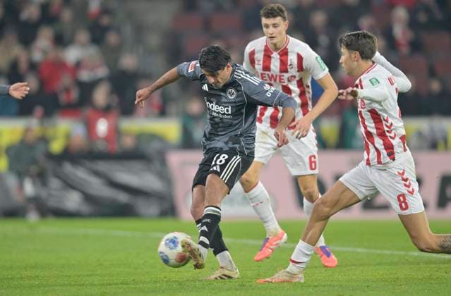 Mahmoud Dahoud (Eintracht Frankfurt) schiesst das Tor zum 1:2, Aktion, gegen Denis Huseinbasic r. (1. FC Köln) Fussball 1. Bundesliga, 11.Spieltag, 1. FC Koeln - Eintracht Frankfurt 3:4, am 22.11.2025 in Koeln Deutschland. DFL regulations prohibit any use of photographs as image sequences and or quasi-video Â