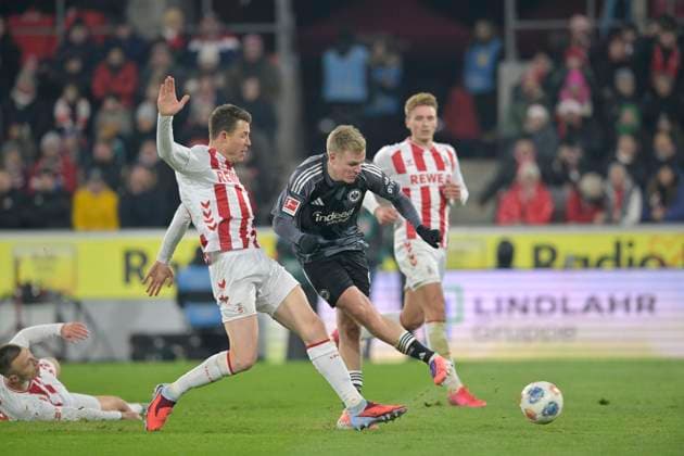 Jonathan Burkardt (Eintracht Frankfurt) schiesst das Tor zum 1:4, Aktion, gegen Dominique Heintz l. (1. FC Köln), Jonathan Burkardt (Eintracht Frankfurt), Fussball 1. Bundesliga, 11.Spieltag, 1. FC Koeln - Eintracht Frankfurt 3:4, am 22.11.2025 in Koeln Deutschland. DFL regulations prohibit any use of photographs as image sequences and or quasi-video Â