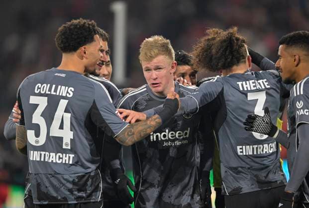 Jubel Frankfurt um Torschuetze Jonathan Burkardt (Eintracht Frankfurt) v.l. Nnamdi Collins (Eintracht Frankfurt), Jonathan Burkardt (Eintracht Frankfurt), Arthur Theate (Eintracht Frankfurt), Ansgar Knauff (Eintracht Frankfurt) Fussball 1. Bundesliga, 11.Spieltag, 1. FC Koeln - Eintracht Frankfurt 3:4, am 22.11.2025 in Koeln Deutschland. DFL regulations prohibit any use of photographs as image sequences and or quasi-video Â