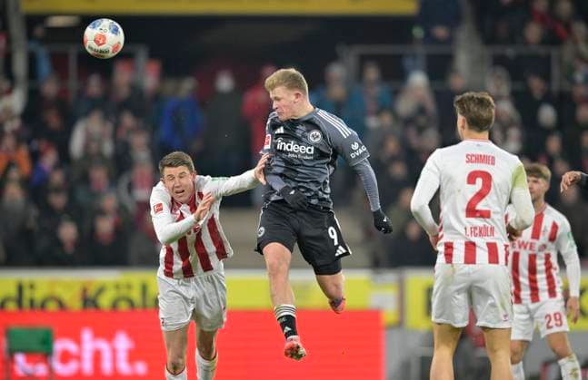 v.l. Dominique Heintz (1. FC Köln), Jonathan Burkardt (Eintracht Frankfurt) Aktion, Zweikampf. Fussball 1. Bundesliga, 11.Spieltag, 1. FC Koeln - Eintracht Frankfurt 3:4, am 22.11.2025 in Koeln Deutschland. DFL regulations prohibit any use of photographs as image sequences and or quasi-video Â