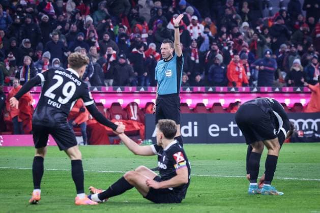 Referee Schiedsrichter Sven Jablonski erkennt ein Tor von Lennart Karl 42 (FC Bayern Muenchen), nicht im Bild, ab wegen Abseits, mit Philipp Treu 29 (SC Freiburg) und Maximilian Eggestein 8 (SC Freiburg) , FC Bayern Muenchen vs. SC Freiburg, Fussball, Bundesliga, DFL, Saison 2025 2026, Hinrunde, 22.11.2025 DFB regulations prohibit any use of photographs as image sequences and or quasi-video Muenchen Bayern Deutschland