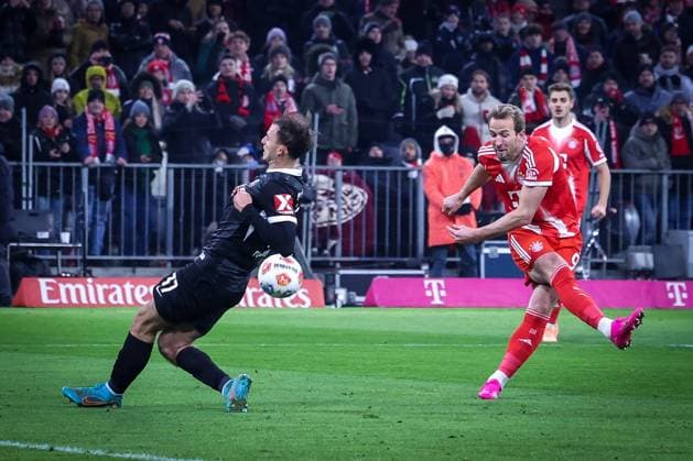 Max Rosenfelder 37 (SC Freiburg) blockt einen Torschuss von Harry Kane 9 (FC Bayern Muenchen), Alexandar Pavlovic 45 (FC Bayern Muenchen) schaut zu, FC Bayern Muenchen vs. SC Freiburg, Fussball, Bundesliga, DFL, Saison 2025 2026, Hinrunde, 22.11.2025 DFB regulations prohibit any use of photographs as image sequences and or quasi-video Muenchen Bayern Deutschland