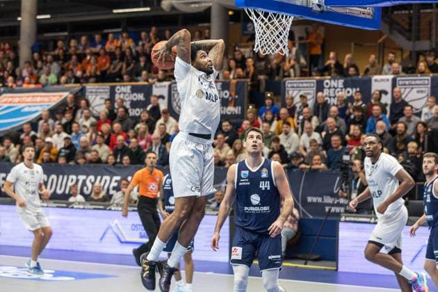 GER, easy-Credit Basketball-Bundesliga, Syntainics MBC - MLP Academics Heidelberg. 22.11.2025, Stadthalle, Weißenfels, GER, easy-Credit Basketball-Bundesliga, Syntainics MBC - MLP Academics Heidelberg. Marcus Weathers (MLP Academics Heidelberg 00) Â Foto Alexander Trienitz Weißenfels Stadthalle Sachsen-Anhalt Deutschland