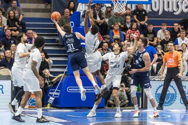 GER, easy-Credit Basketball-Bundesliga, Syntainics MBC - MLP Academics Heidelberg. 22.11.2025, Stadthalle, Weißenfels, GER, easy-Credit Basketball-Bundesliga, Syntainics MBC - MLP Academics Heidelberg. Spencer Reaves (Syntainics MBC, 31), Eric Reed II (MLP Academics Heidelberg 43) Â Foto Alexander Trienitz Weißenfels Stadthalle Sachsen-Anhalt Deutschland