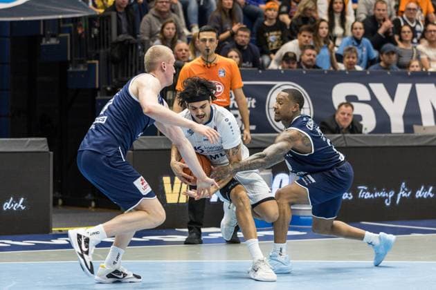 GER, easy-Credit Basketball-Bundesliga, Syntainics MBC - MLP Academics Heidelberg. 22.11.2025, Stadthalle, Weißenfels, GER, easy-Credit Basketball-Bundesliga, Syntainics MBC - MLP Academics Heidelberg. Erol Ersek (MLP Academics Heidelberg 11), Collin Welp (Syntainics MBC, 40), Charles Callison (Syntainics MBC, 23) Â Foto Alexander Trienitz Weißenfels Stadthalle Sachsen-Anhalt Deutschland