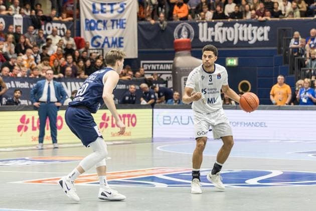 GER, easy-Credit Basketball-Bundesliga, Syntainics MBC - MLP Academics Heidelberg. 22.11.2025, Stadthalle, Weißenfels, GER, easy-Credit Basketball-Bundesliga, Syntainics MBC - MLP Academics Heidelberg. Kevin McClain (MLP Academics Heidelberg 3), Perttu Blomgren (Syntainics MBC, 20) Â Foto Alexander Trienitz Weißenfels Stadthalle Sachsen-Anhalt Deutschland