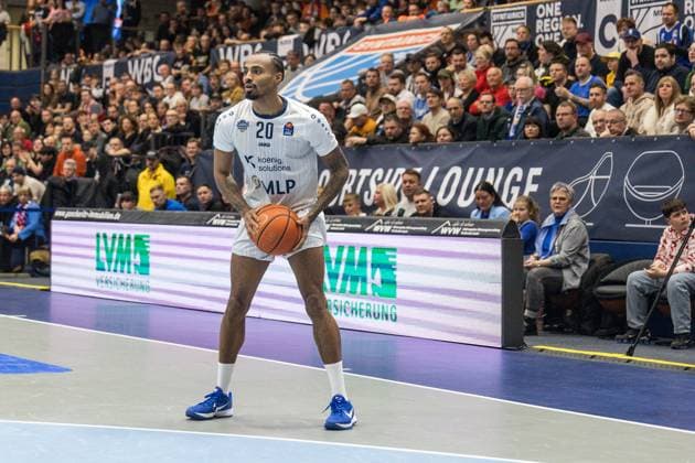 GER, easy-Credit Basketball-Bundesliga, Syntainics MBC - MLP Academics Heidelberg. 22.11.2025, Stadthalle, Weißenfels, GER, easy-Credit Basketball-Bundesliga, Syntainics MBC - MLP Academics Heidelberg. Michael Weathers (MLP Academics Heidelberg 20) Â Foto Alexander Trienitz Weißenfels Stadthalle Sachsen-Anhalt Deutschland
